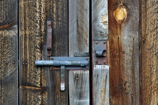 Mismatch door latch